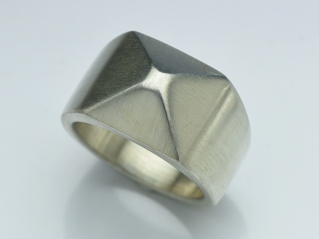 ONE STUDS RING